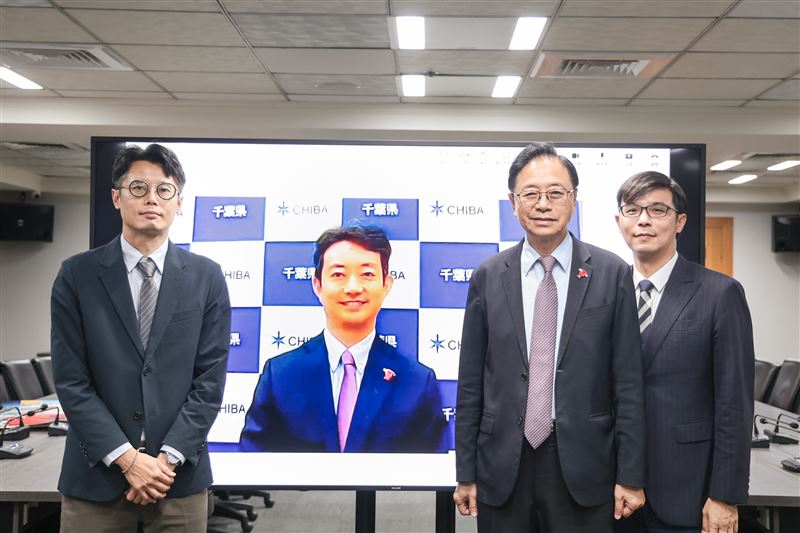 桃園市長張善政（右2）今(27)日與日本千葉縣知事熊谷俊人（左2）進行「桃園－千葉締盟十週年」線上紀念活動，體育局長許彥輝（右）及秘書處長曾俊豪（左）與會。（圖／桃園市政府提供）