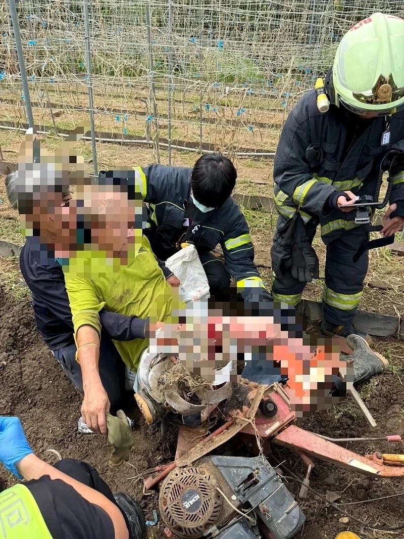 五股工人腳困鏟裝機,無法立即將人救出,情況危急。(圖/翻攝畫面)