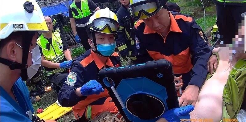全台首例!五股工人腳困鏟裝機,院前神經阻斷術降一半疼痛順利脫困。(圖/翻攝畫面)