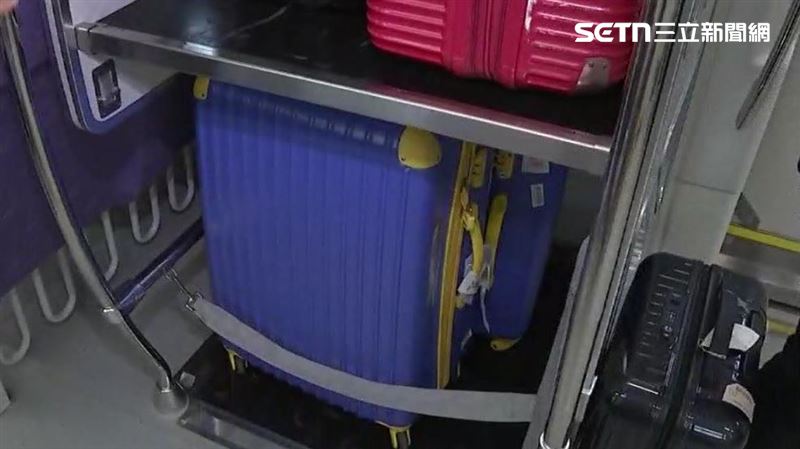 機捷車每節車廂有三個行李架供旅客使用
