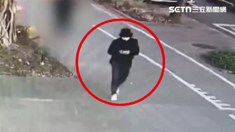 香港籍的周姓嫌犯跨海來台組成扒竊集團，專挑捷運乘客下手，犯案後還刻意變裝，企圖混淆警方追緝