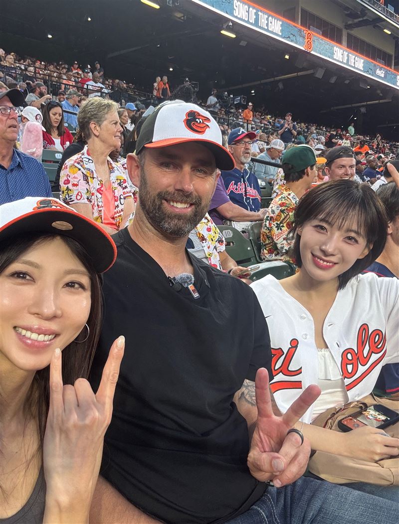 河智苑與河智媛兩人同框尼柏特（中）同框一起看球。（圖／翻攝自IG @hajiwon1023）