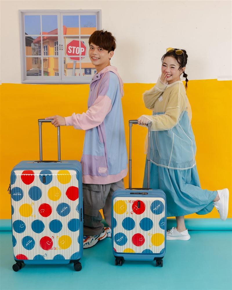 HAHABABY聯名福箱近日於全家便利商店限量販售，每箱特價499元，部分門市僅少量進貨，商品上架後陸續售罄。（圖／翻攝自IG @hervetullet、翻攝自嘎嫂二伯臉書、翻攝自《信誼基金會》YT、木馬文化提供）