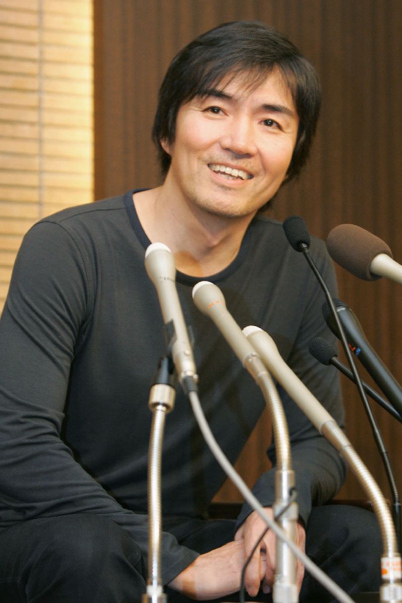 東野圭吾病逝　享壽68歲日本知名推理小說作家東野圭吾23日因大腸癌病逝，享壽68歲。圖為東野圭吾2006年1月獲得直木獎後，在東京丸之內出席記者會。（共同社提供）中央社　115年7月27日