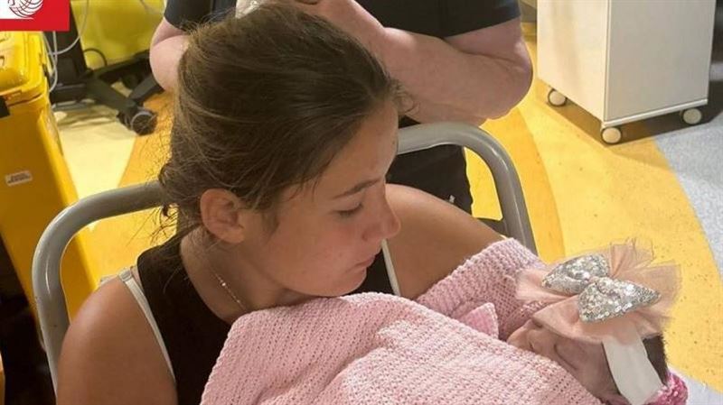 難產3天體力耗盡！18歲嫩媽餵奶睡著沒醒