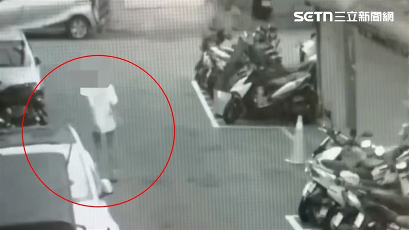 34歲媳婦騎著電動輔助車，頭戴安全帽，骨瘦如材搖搖晃晃騎到位在新北中和興南路二段一處民宅前，將車停妥後，提著一袋物品進了家門，她這趟是要來接4歲女兒回家。（圖／翻攝畫面）