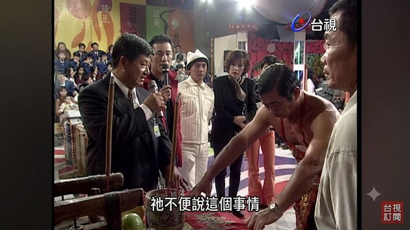 陳為民向乩童逼問當年震驚社會的「劉邦友血案」兇手，荒謬又真實的場面讓大批網友笑翻。（圖／翻攝自台視YouTube）