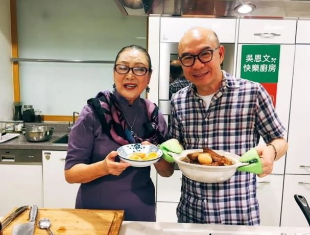 吳恩文表示，侯媽媽晚年身體不適出不了門時也會和他聊心事，且從不錯過他臉書上的每一篇美食介紹。（圖／翻攝自臉書）