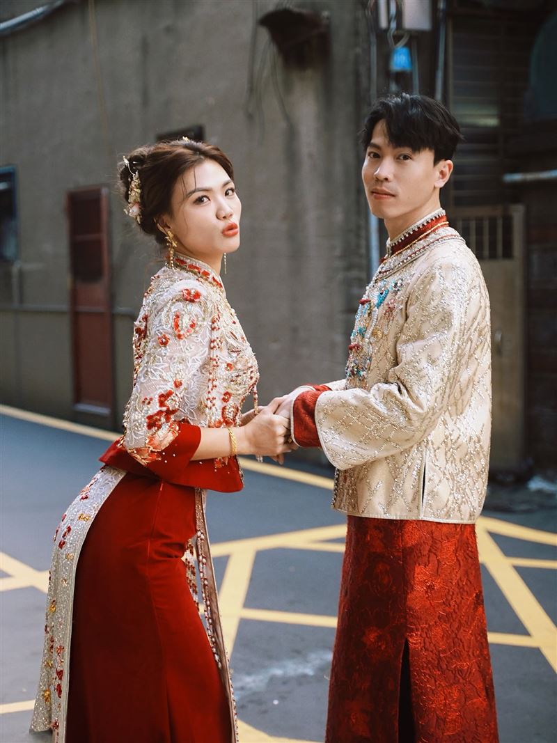 YouTuber小象（左）去年與老謝結婚後，透過試管療程積極求子。（圖／翻攝自臉書）