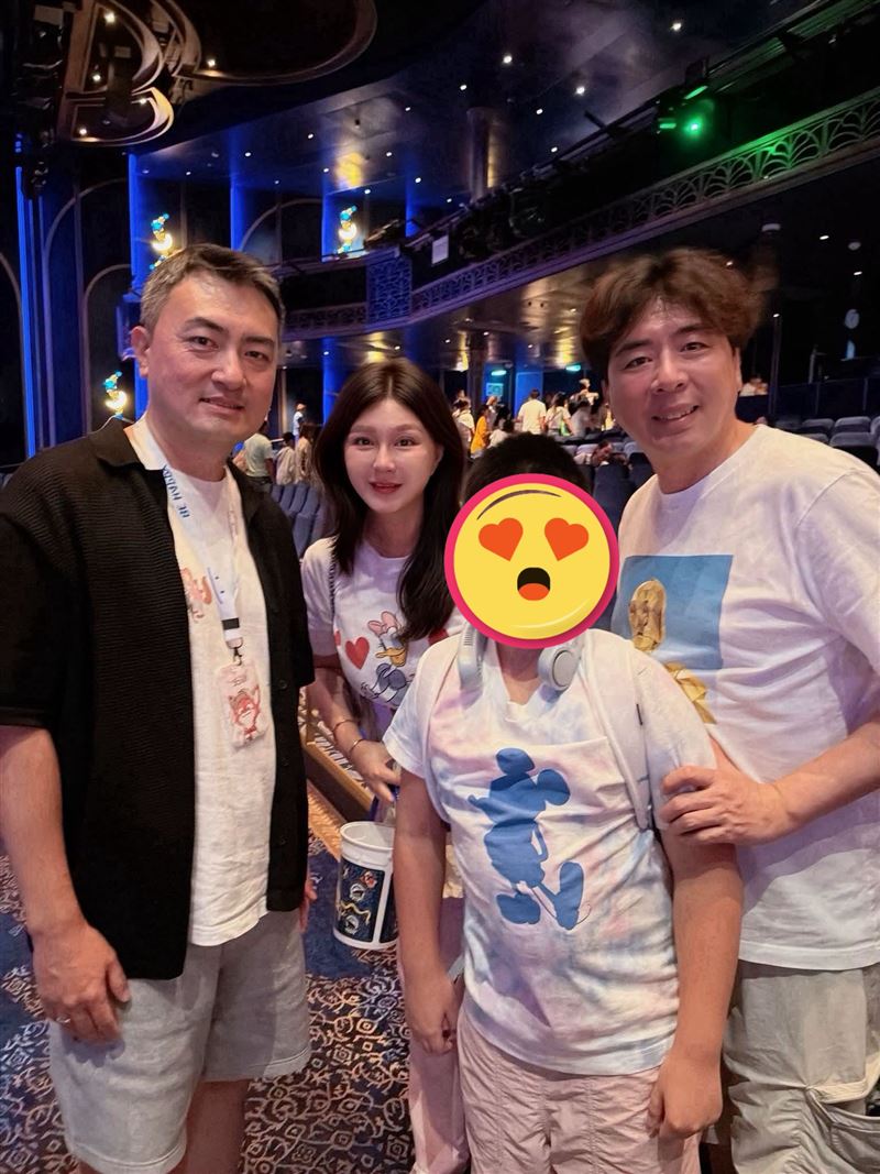 男星梁赫群日前赴新加坡搭乘迪士尼郵輪時，意外野生捕獲老高，其妻Stacey更開心曬出合照，不僅讓網友驚呼「看來沒有被軟禁」。（圖／翻攝自「梁太的婚顧生活」臉書）
