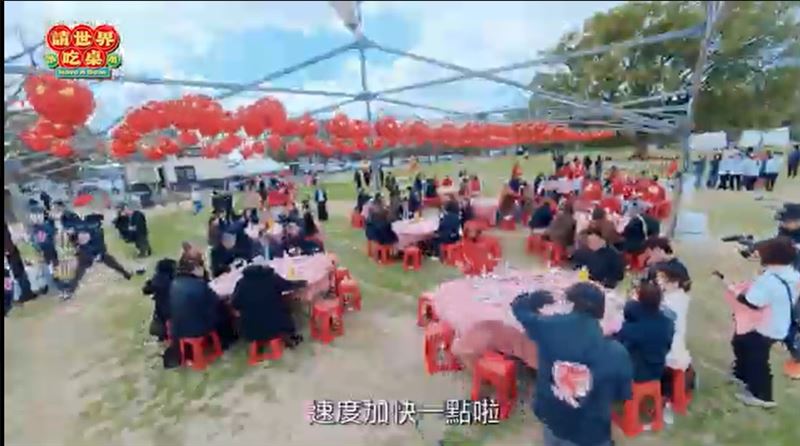 開桌前狀況連連，現場強風不斷干擾。(圖／三立提供）
