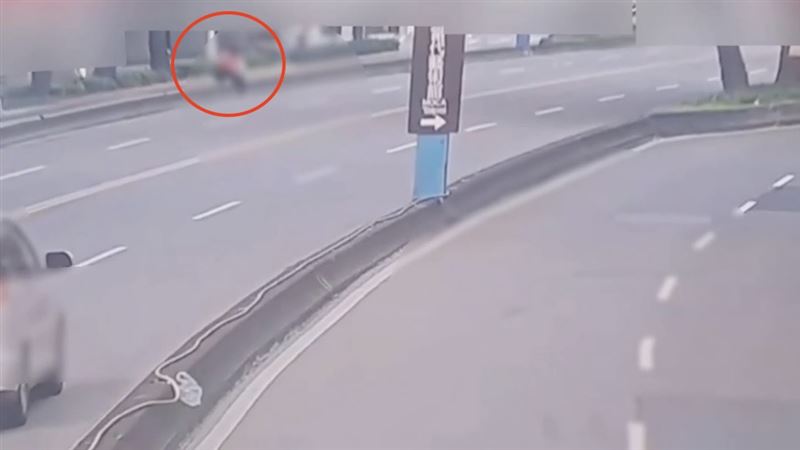 江姓女子違規跨越中央分隔島，眼見來車後小跑步強行穿越。（圖／翻攝畫面）