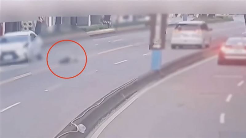 肇事的顏男因車速快閃避不及，當場將女子撞飛。（圖／翻攝畫面）