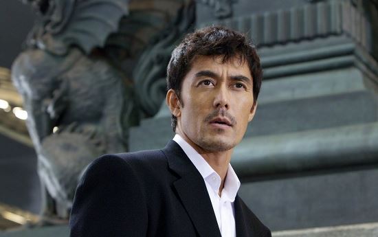 男星阿部寬曾多次主演《新參者》系列。（圖／翻攝自《新參者》劇照）