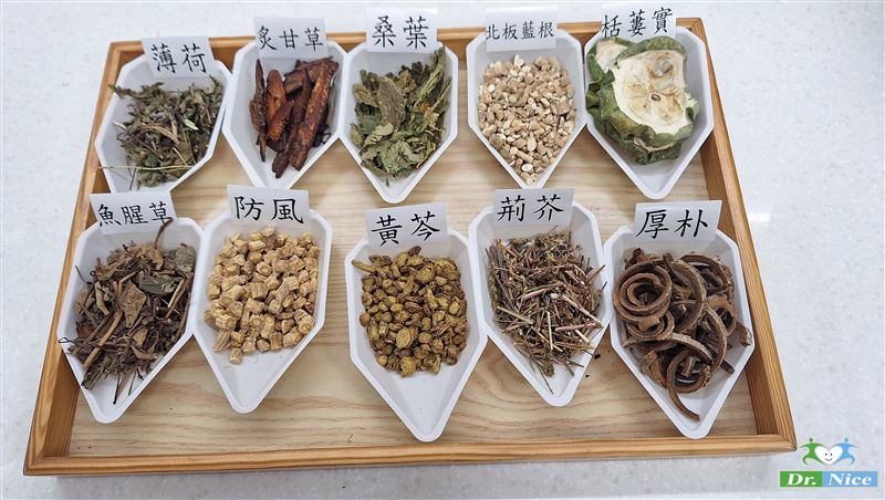 中醫表示，清冠一號是「治療用的處方藥」，一定要看體質、看症狀來調整，不是每個人都開同一帖藥。（圖／靳閎鈞中醫師提供）
