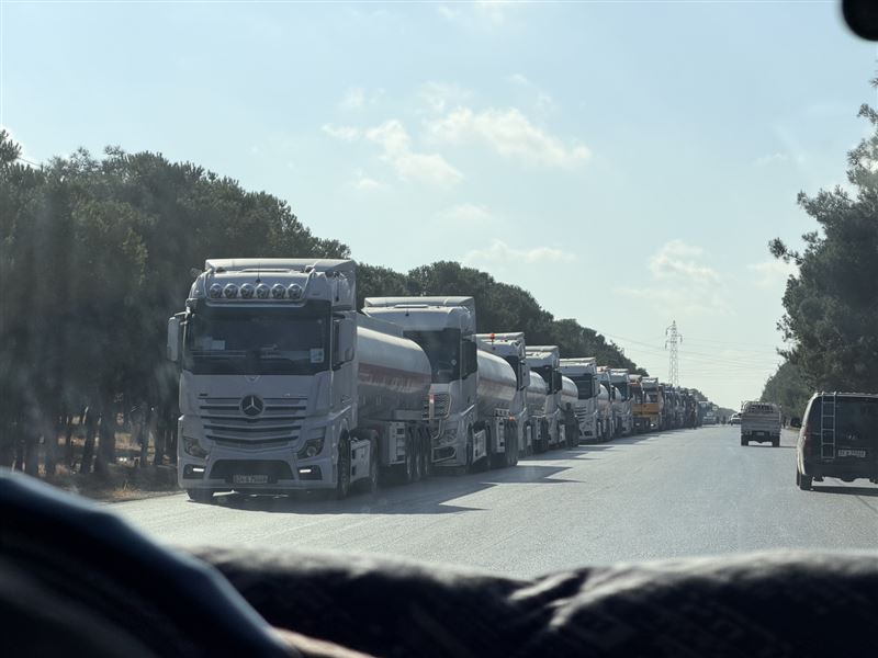 三立新聞團隊在敘利亞公路上直擊大批伊拉克油罐車正開往敘利亞港口。由於荷姆茲海峽遭到封鎖，部分產油國只能改道另尋其他出口管道。（圖／記者彭光偉攝影）