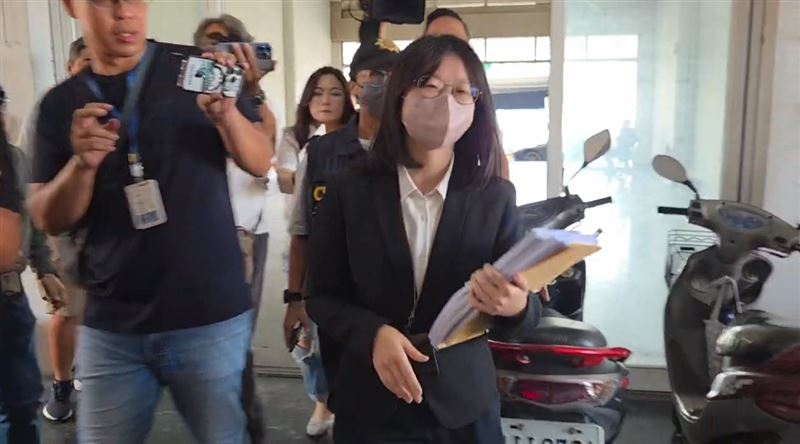 承辦此案的李昕庭檢察官抵達殯儀館。（圖／翻攝畫面）