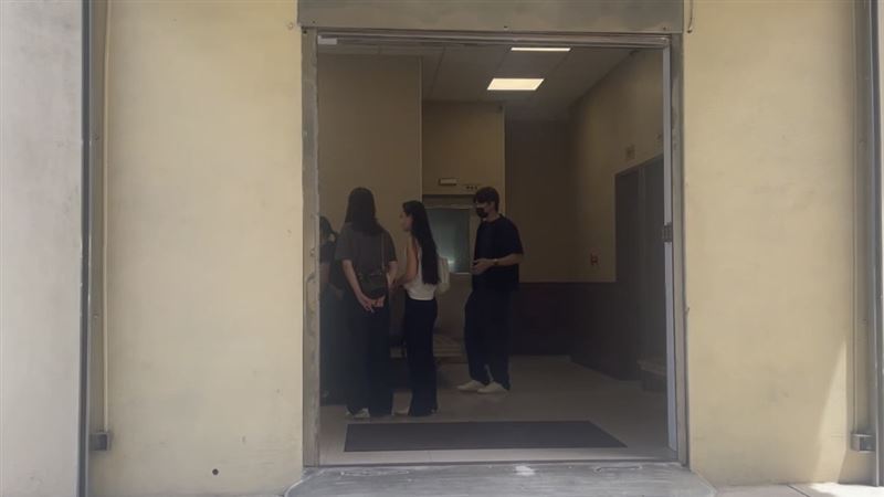 張女家屬抵達殯儀館，難掩悲痛情緒。（圖／翻攝畫面）