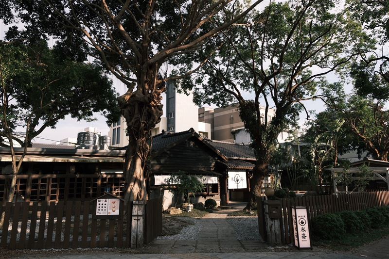 隱身於花蓮美崙百年日式老宅的「米崙丼飯屋」，將必比登推薦「弘記肉燥飯舖」帶進充满侘寂美學的町家美食。（圖／飯店旅宿業者提供）