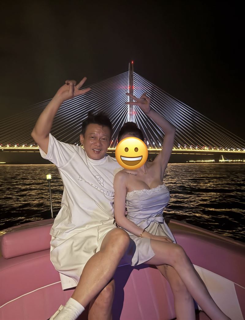 李康生乘遊艇遊淡水。（圖／翻攝自IG）