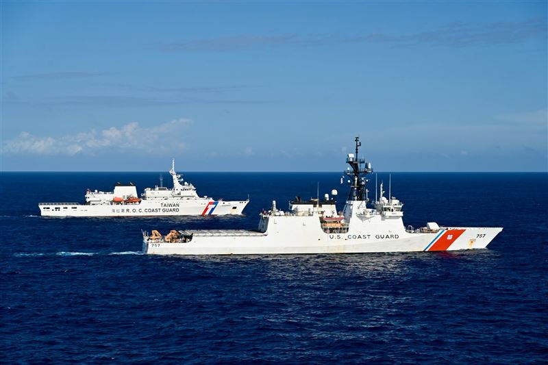AIT罕見PO出「美國海岸防衛隊與台灣海巡署」在海上的同框照。（圖／翻攝自AIT 臉書）