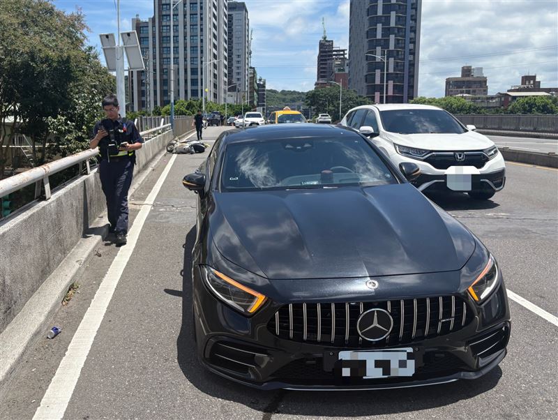 台北市士林區福林橋一名楊姓男子疑似疲勞駕駛，開賓士車上路發生車禍。（圖／翻攝畫面）