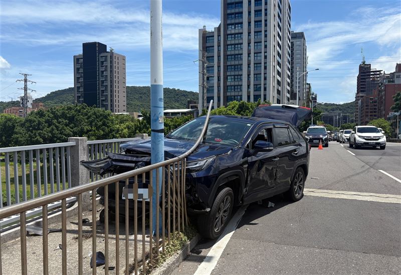 64歲黃姓女子駕駛的休旅車遭撞，失控撞擊一旁的護欄。（圖／翻攝畫面）