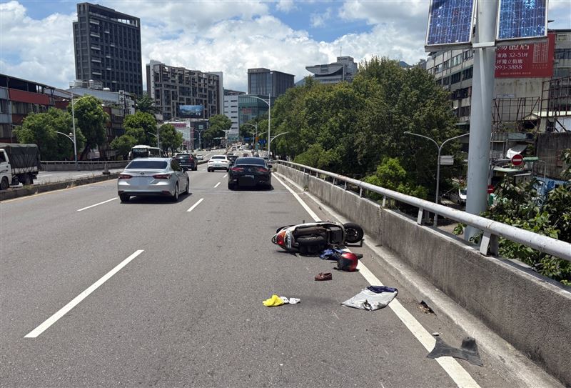 45歲蕭姓男子騎機車載妻子遭撞飛，兩人全身擦挫傷送醫。（圖／翻攝畫面）