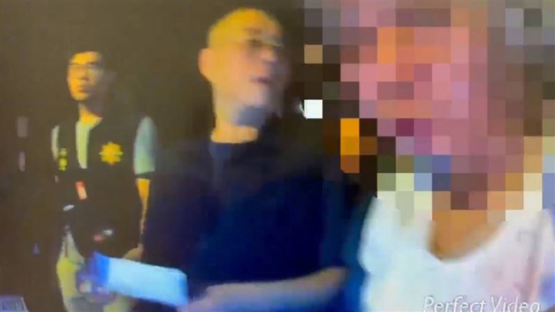 公公張男26日晚間持刀砍死媳婦，落網時全身是血，還聲稱「我沒有殺人」，遭親友質疑是在「裝蒜」。（圖／翻攝畫面）