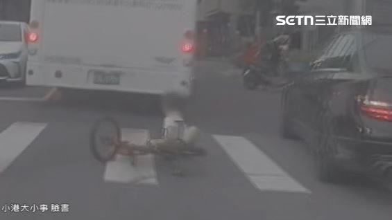男童獨自騎腳踏車，差點被公車捲入車底。（圖／翻攝自小港大小事臉書）