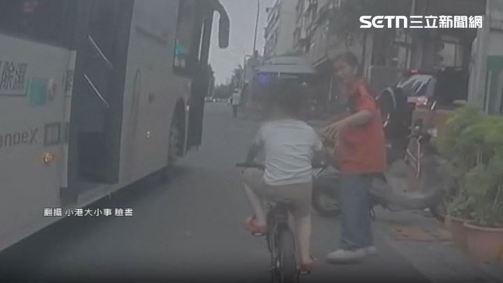男童起身後繼續騎車，目擊民眾上前關心傷勢。（圖／翻攝自小港大小事臉書）