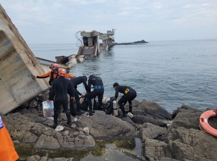 「博里多橋」疑因中間橋墩與橋面結構崩塌，部分橋體落入海中。（圖／浦項南部消防署提供）