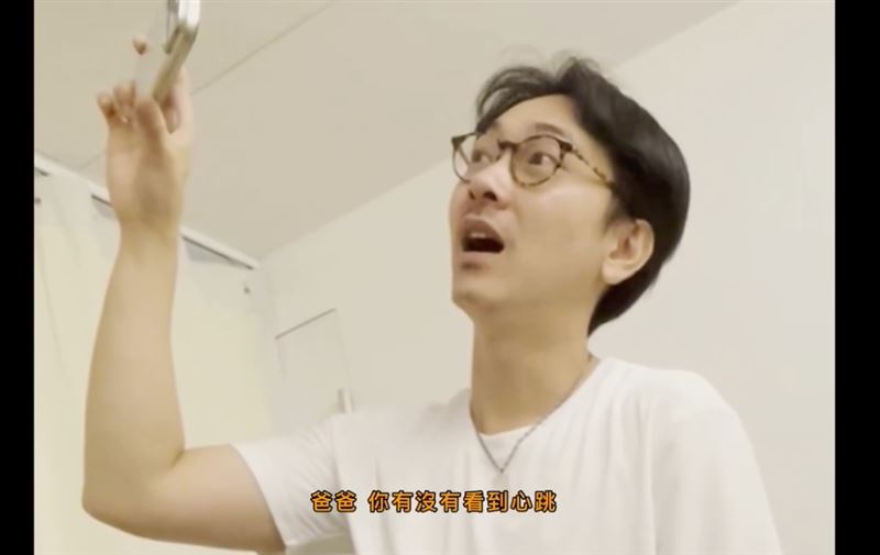 施名帥聽到寶寶心跳聲超興奮。（圖／翻攝自臉書）