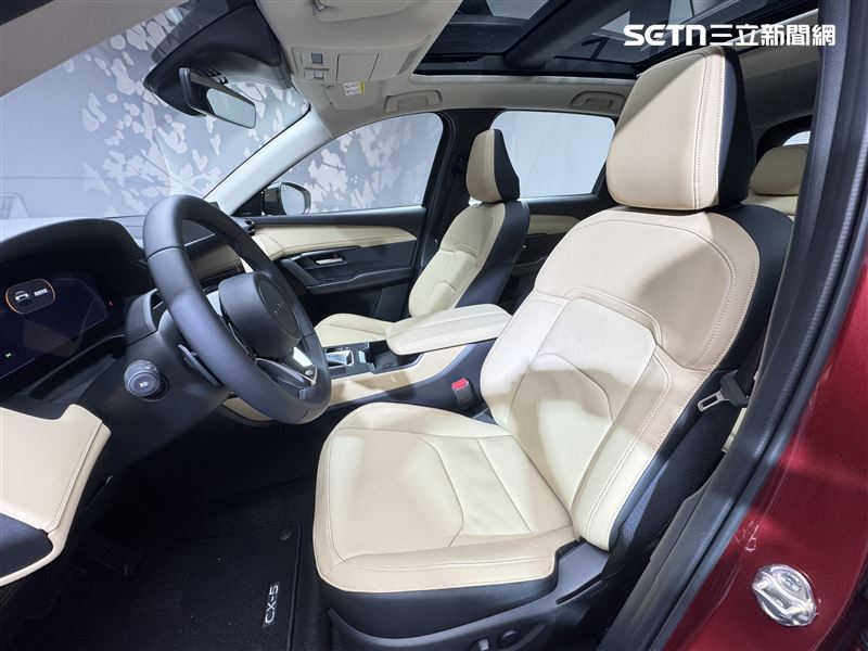 頂規車型標配全景天窗。（圖／記者鍾釗榛攝影）