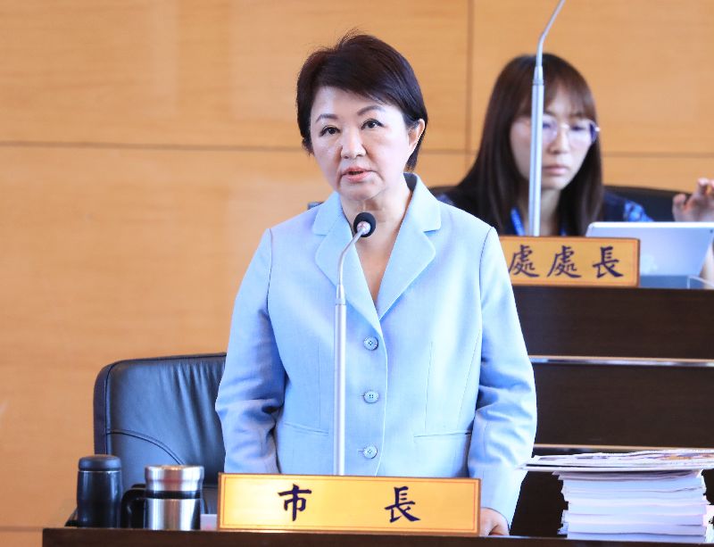 台中市長盧秀燕（前）28日列席議會備詢，有關中聯油品稽查問題，她表示，食安法規定「得」不是「必」，本來就沒有強制性，全國超過一定規模的油廠，都是自主檢驗，不能指責、卸責地方
