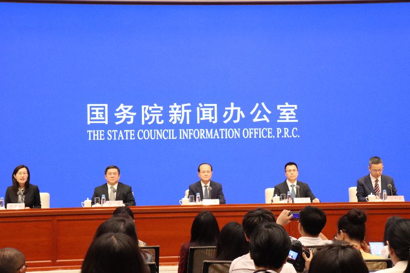 產能過剩問題已經使得中國與歐美等國產生貿易摩擦。中國商務部副部長鄢東(左3)日前說明「產能過剩」問題中方立場有關情況