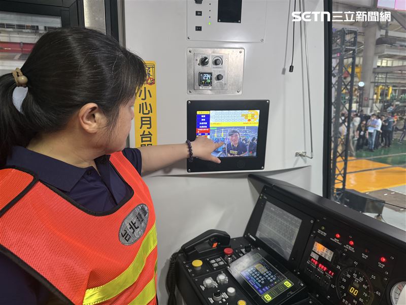 北捷新車CR381A駕駛室同樣全面優化，此為閉路電視系統，導入AI可即時偵測車廂內異常。（圖／記者李育道攝影）
