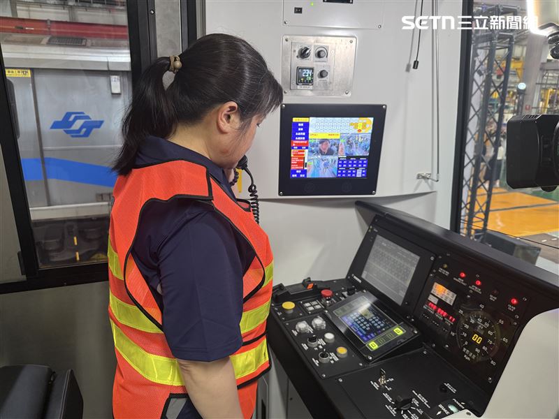 旅客撥叫緊急電話時，車長可以第一時間透過螢幕看到對方以及後方旅客。（圖／記者李育道攝影）