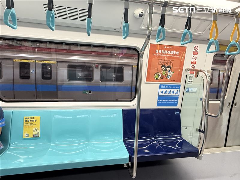 北捷新車扶手特別放置在優先席旁。（圖／記者李育道攝影）