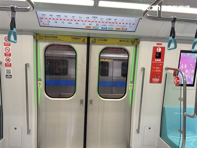 車門兩側增設燈條提示，開門時顯示綠燈、關門時顯示黃燈。（圖／記者李育道攝影）