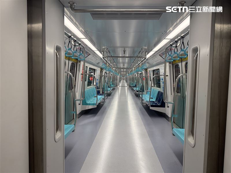 北捷新車CR381A採用兩種顏色地板，視覺上更加舒適。（圖／記者李育道攝影）