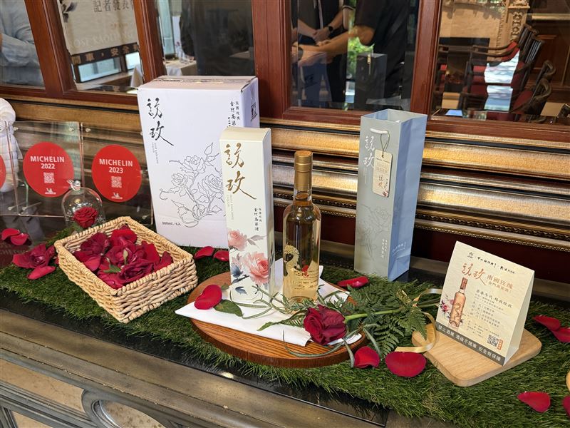 金門高粱「訪玫 南國玫瑰」即日起正式供應。（圖／記者林意筑攝影）