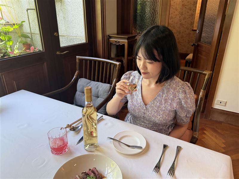 金門高粱「訪玫 南國玫瑰」吸引女性及年輕世代的消費族群。（圖／記者林意筑攝影）