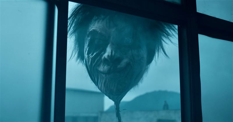 邱以太化為人頭氣球在窗外驚悚現身。（圖／奇蹟映畫所提供）