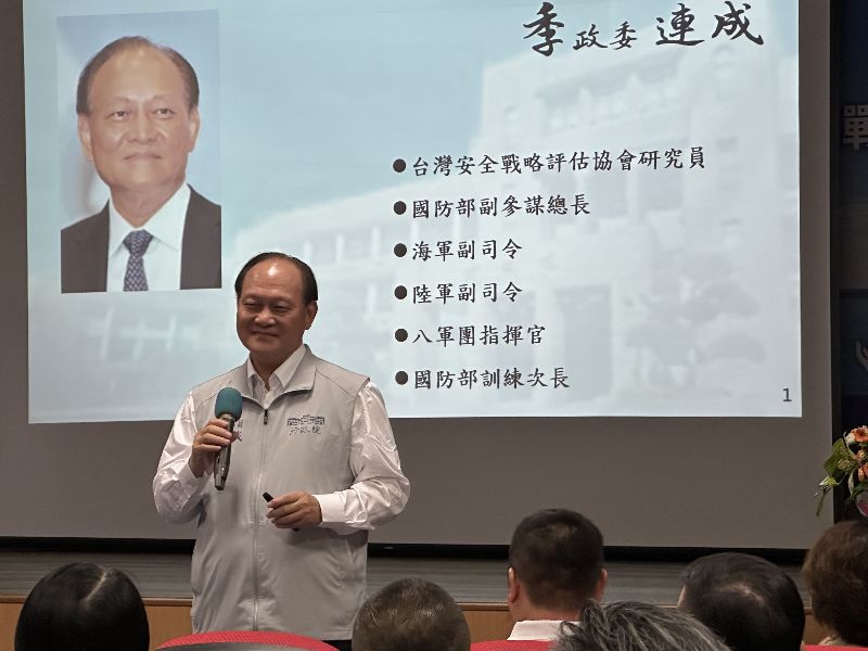 行政院政務委員季連成(立者)28日應邀赴花蓮發表專題演講,他一開始就表示,替國家服務、替政府服務是個人職志,不見得一定要選縣長。他希望花蓮選出一名真正懂防災、懂救災的民選縣長,帶民眾走向不一樣的政治環境