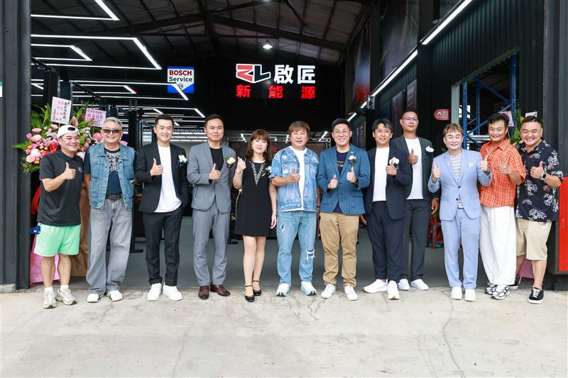 綜藝天王胡瓜（左6）親自到場祝賀洪毛（右3）創業，更暖心叮嚀他「健康最重要」。（圖／民視提供）
