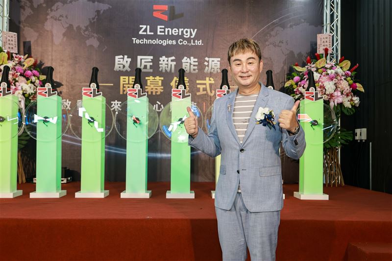 洪毛從職業賽車手踏入演藝圈近20年，如今將熱愛的汽車與事業結合，圓夢成立新能源公司。（圖／民視提供）