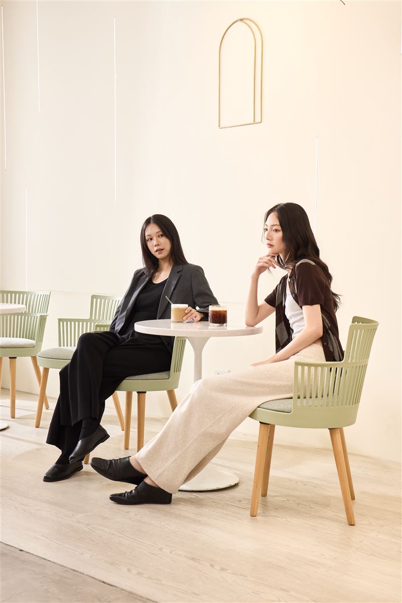 UNIQLO推出Lounge & Underwear,新.輕柔生活系列,「輕鬆率性」、「極簡優雅」雙風格系列,詮釋當代柔美生活美學。無縫串連居家與外出時光,打造女性日常新必備。(圖/品牌業者提供)