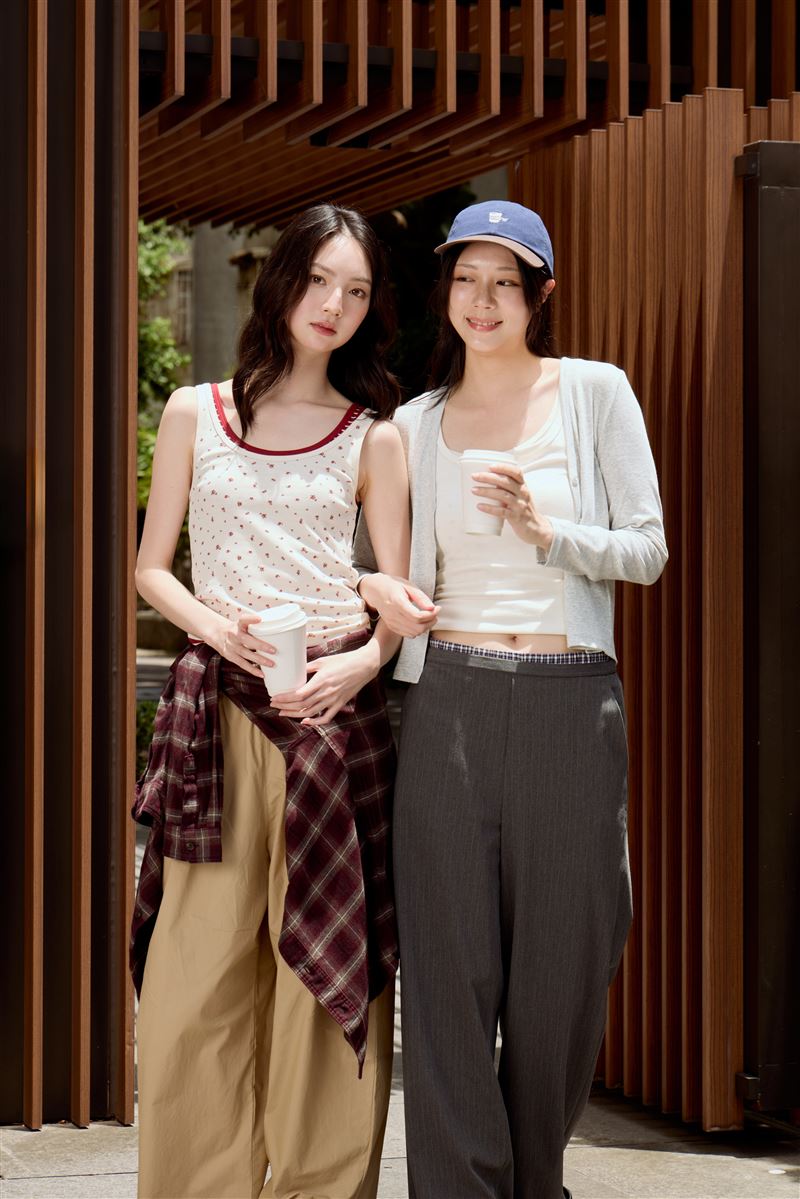 UNIQLO推出Lounge & Underwear,新.輕柔生活系列,「輕鬆率性」、「極簡優雅」雙風格系列,詮釋當代柔美生活美學。無縫串連居家與外出時光,打造女性日常新必備。(圖/品牌業者提供)
