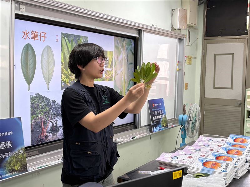 台灣大與生多所合作推動「藍碳教育倡議」,以「公民科學」為核心設計,教導學生認識紅樹林植物,提升藍碳、生物多樣性與環境保育認知。期望透過科學驗證與社會參與雙軌推進,讓自然解方從單一復育場域,擴大為全民共同參與的氣候變遷逆轉行動。(圖/業者提供)